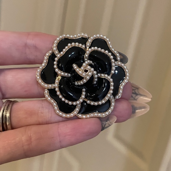 Black Camellia Pearl Brooch - Picture 5 of 5